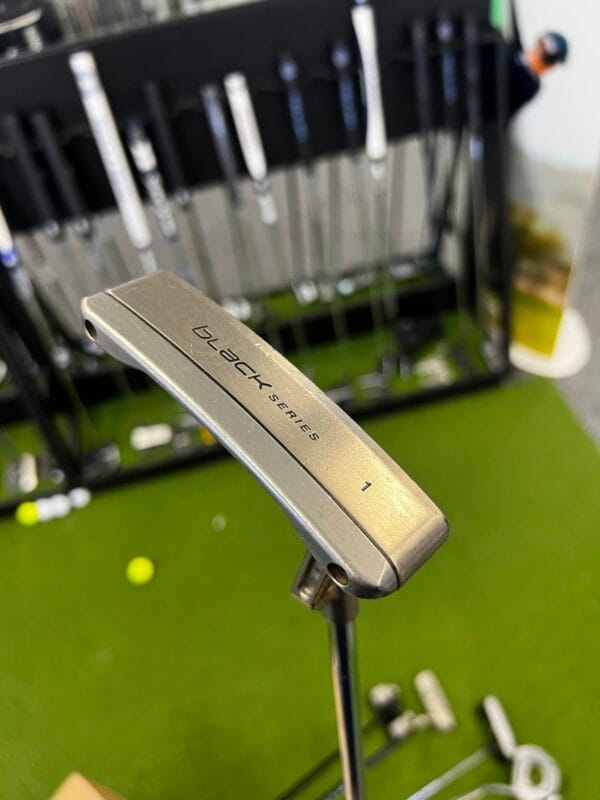 Odyssey Black Series One putteri 33”